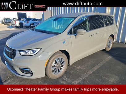 Used 2022 Chrysler Pacifica Touring-L w/ Uconnect Theater Family Group