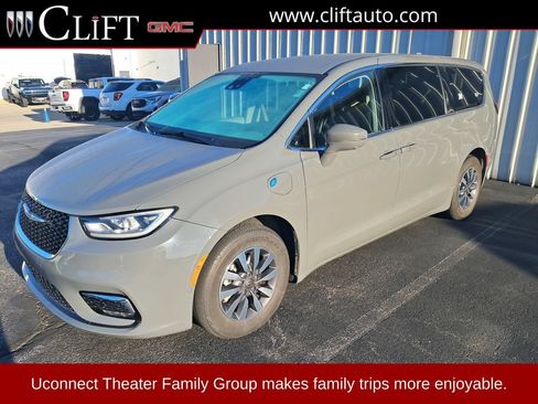 Used 2022 Chrysler Pacifica Touring-L w/ Uconnect Theater Family Group FWD image 1