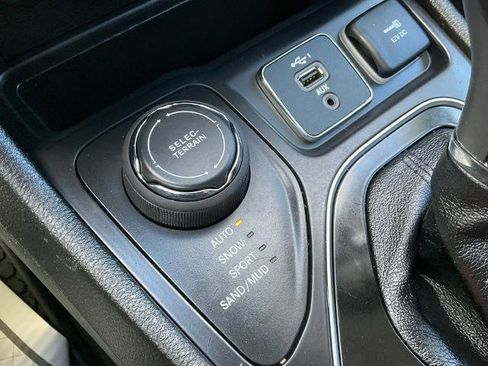 Used 2021 Jeep Cherokee Limited AWD/4WD image 10
