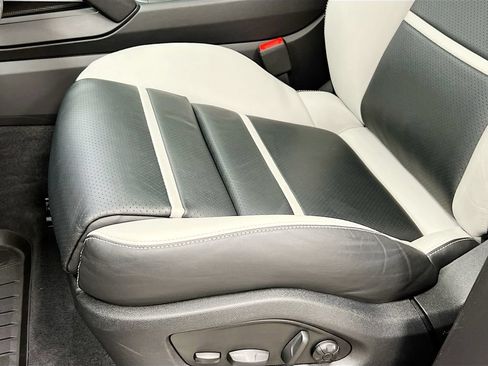 Certified 2024 Porsche Cayenne AWD/4WD image 22