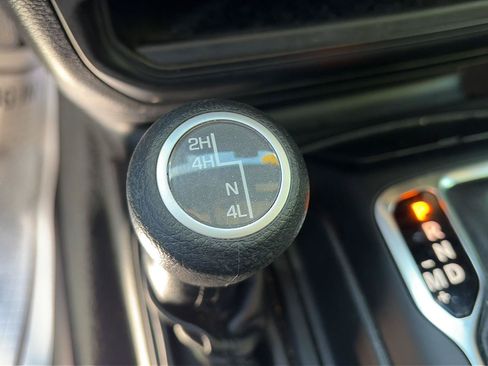 Used 2022 Jeep Gladiator Sport AWD/4WD image 16