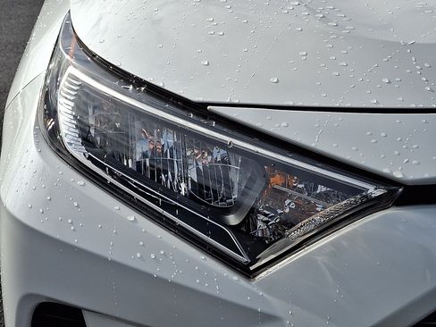 Used 2020 Toyota RAV4 Limited AWD/4WD image 9