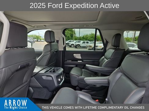 Used 2025 Ford Expedition Active AWD/4WD image 19