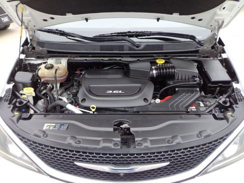 Used 2017 Chrysler Pacifica Limited w/ UConnect Theater Package image 12