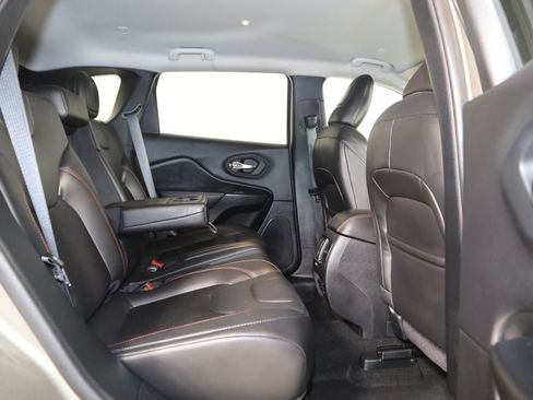 Used 2020 Jeep Cherokee Trailhawk w/ Cold Weather Group AWD/4WD image 13