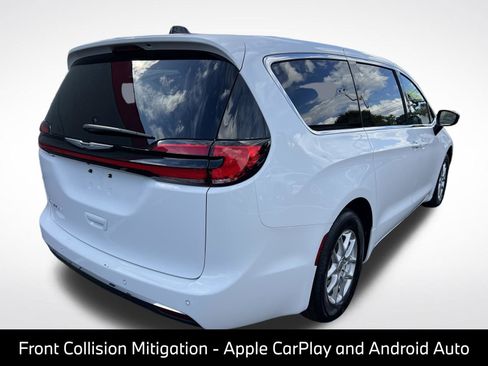 Used 2025 Chrysler Pacifica Select image 9