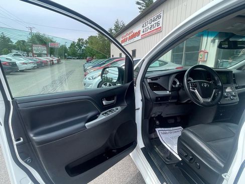 Used 2015 Toyota Sienna SE FWD image 12