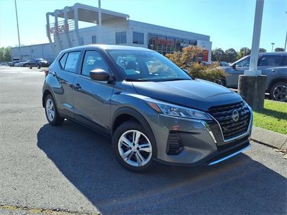 New 2025 Nissan Kicks Play S