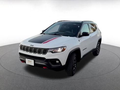 Used 2025 Jeep Compass Trailhawk image 4