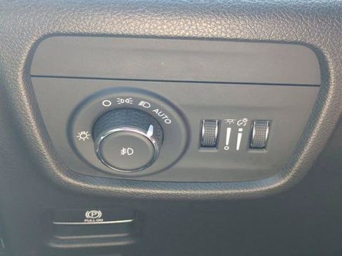 Used 2022 Jeep Grand Cherokee Limited w/ Luxury Tech Group II RWD image 28