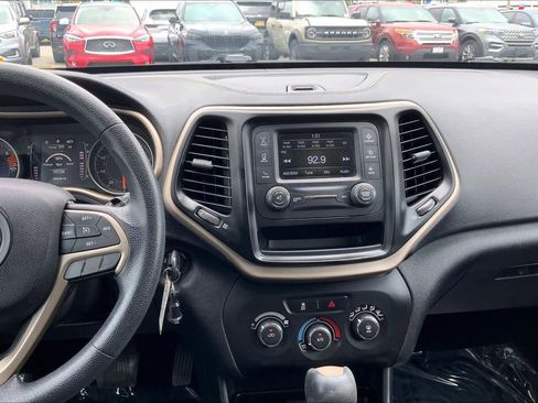 Used 2016 Jeep Cherokee Sport FWD image 7
