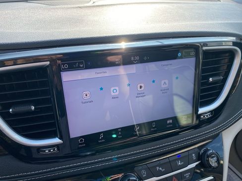 Used 2024 Chrysler Pacifica Limited image 33