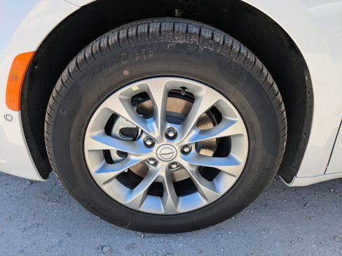 New 2026 Chrysler Pacifica Limited FWD image 10