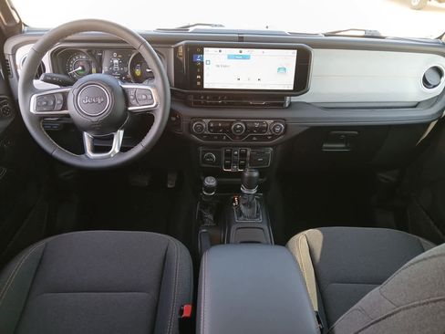 Used 2025 Jeep Wrangler Sahara image 28