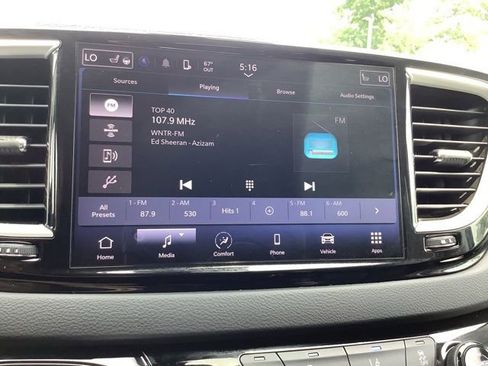 Used 2023 Chrysler Pacifica Touring-L image 31