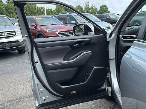 Used 2023 Toyota Highlander L FWD image 11