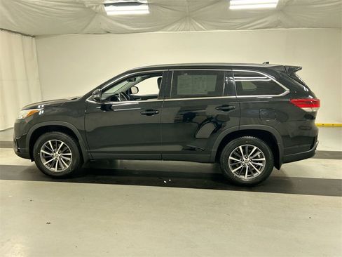 Used 2019 Toyota Highlander SE image 6