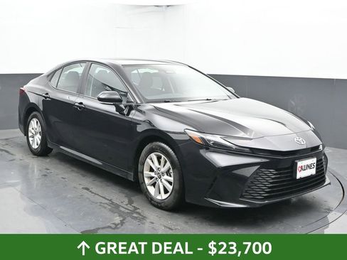 Used 2025 Toyota Camry LE image 4