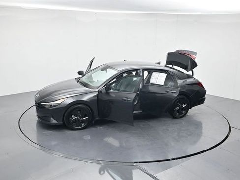Used 2022 Hyundai Elantra SEL image 45