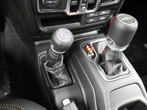 Used 2024 Jeep Gladiator Sport w/ Premium Package image 19