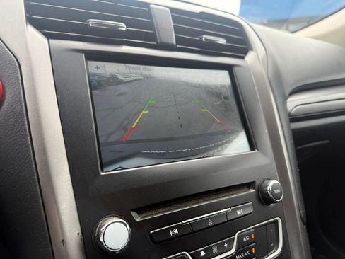 Used 2018 Ford Fusion SE w/ Fusion SE Technology Package FWD image 13