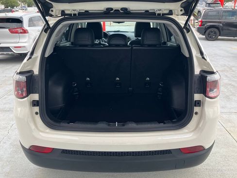 Used 2018 Jeep Compass Latitude w/ Popular Equipment Group AWD/4WD image 9