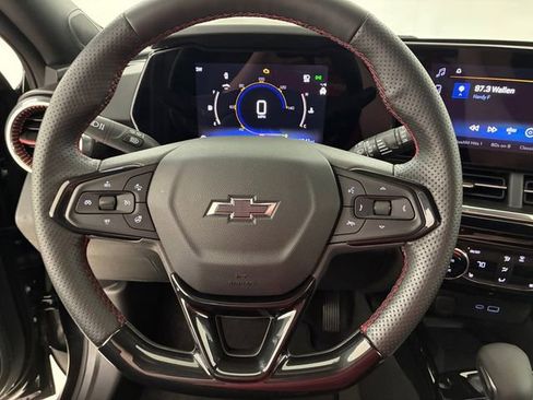 Certified 2025 Chevrolet Trax RS w/ Sunroof Package FWD image 22