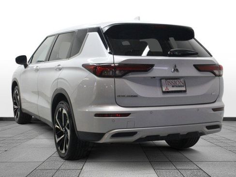 Used 2023 Mitsubishi Outlander SE image 5