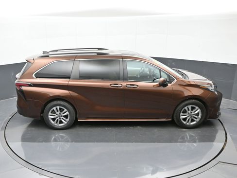 Used 2022 Toyota Sienna XLE image 39