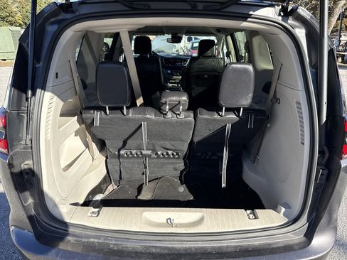 Used 2022 Chrysler Pacifica Touring-L image 29