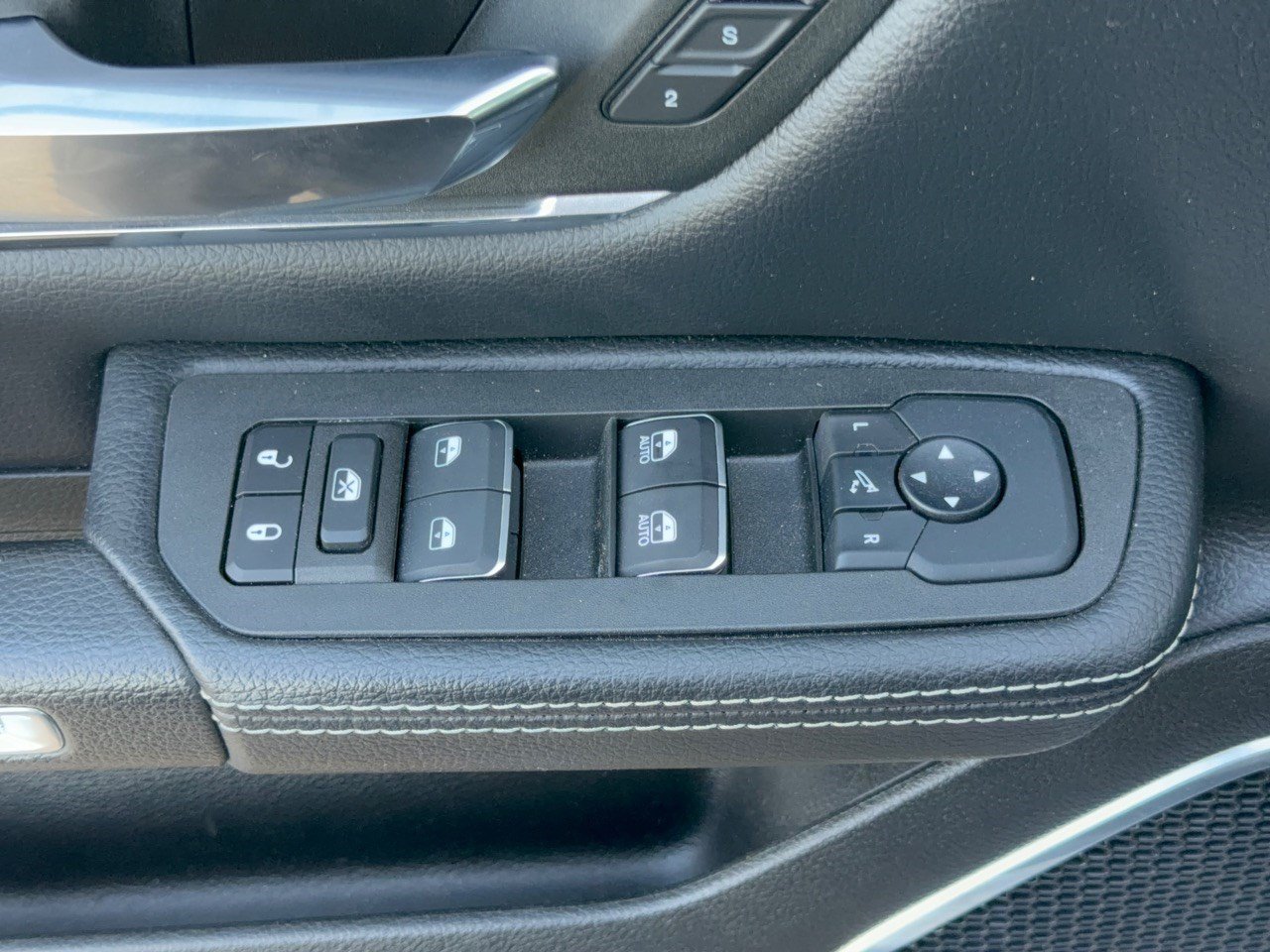 Used 2025 RAM 1500 Laramie AWD/4WD image 15
