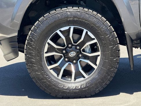 Used 2020 Toyota Tacoma TRD Sport w/ TRD Premium Sport Package AWD/4WD image 15