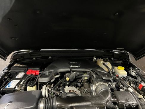 Used 2018 Jeep Wrangler Unlimited Sahara w/ Dual Top Group image 19