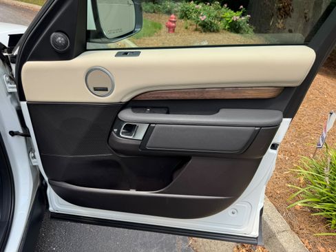 Used 2018 Land Rover Discovery HSE AWD/4WD image 37