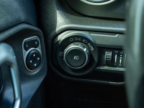 Used 2019 Jeep Wrangler Unlimited Rubicon w/ Dual Top Group AWD/4WD image 27