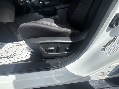 Used 2020 Nissan Rogue SV FWD image 12