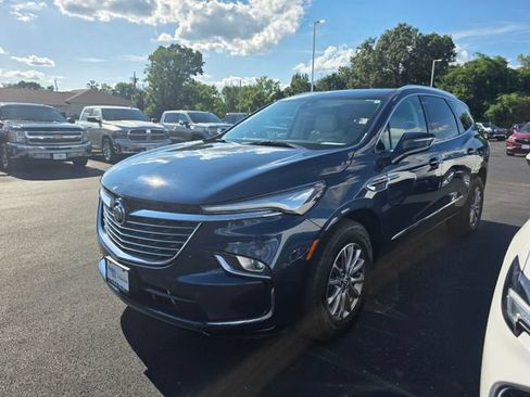 Used 2023 Buick Enclave Essence FWD image 3