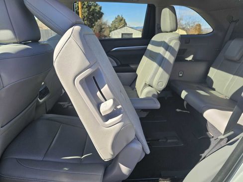 Used 2017 Toyota Highlander Limited Platinum image 27