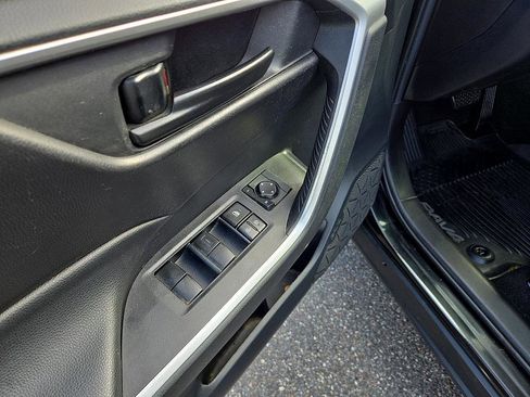 Used 2020 Toyota RAV4 LE image 10