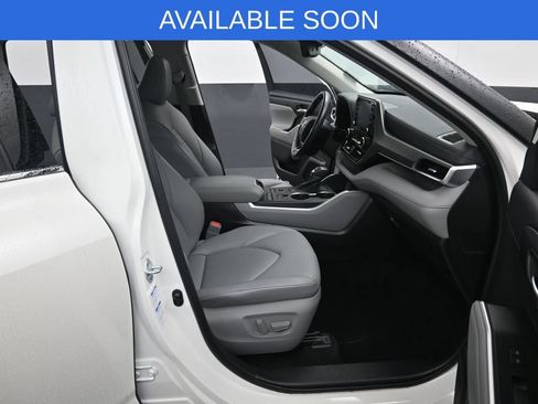 Used 2021 Toyota Highlander XLE AWD/4WD image 35