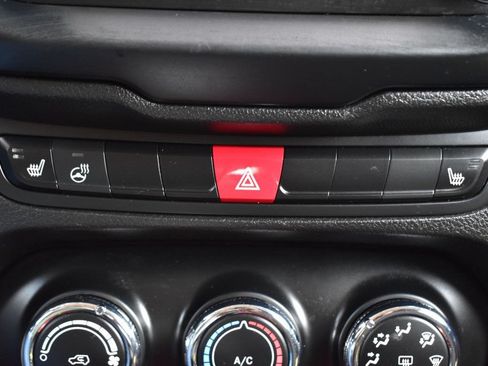 Used 2017 Jeep Renegade Trailhawk AWD/4WD image 32