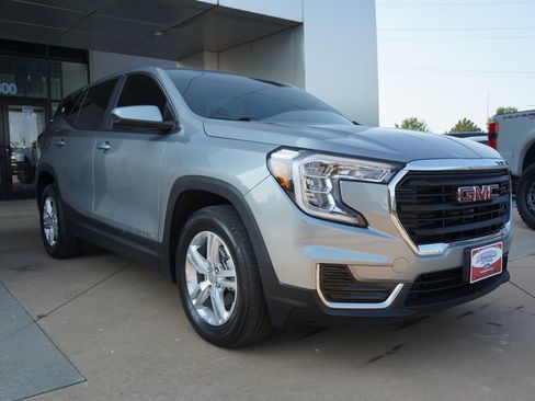 Used 2024 GMC Terrain SLE AWD/4WD image 2