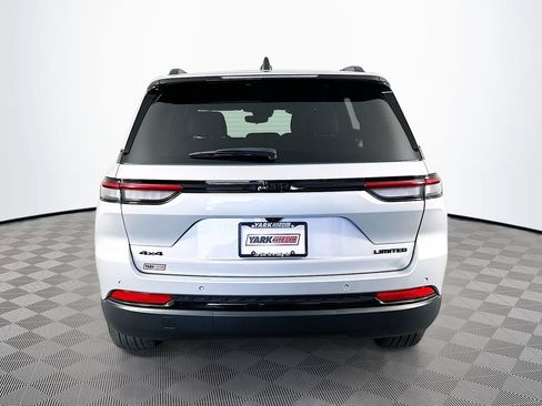Certified 2024 Jeep Grand Cherokee Limited w/ Black Appearance Package AWD/4WD image 10