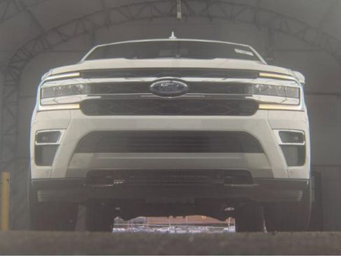 Used 2024 Ford Expedition Limited image 3