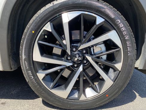Used 2024 Mitsubishi Outlander 4WD Plug-In Hybrid image 42