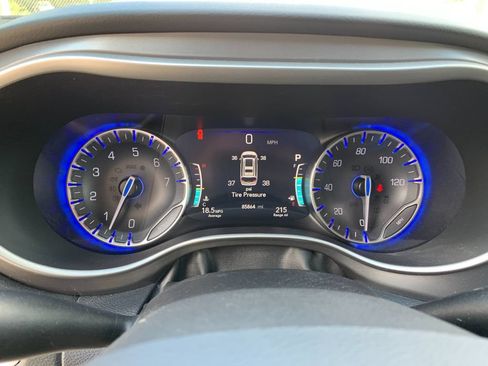 Used 2022 Chrysler Pacifica Touring-L FWD image 32