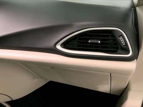 Used 2024 Chrysler Pacifica Touring-L image 16