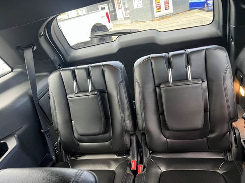 Used 2018 Ford Explorer XLT w/ Equipment Group 202A AWD/4WD image 9
