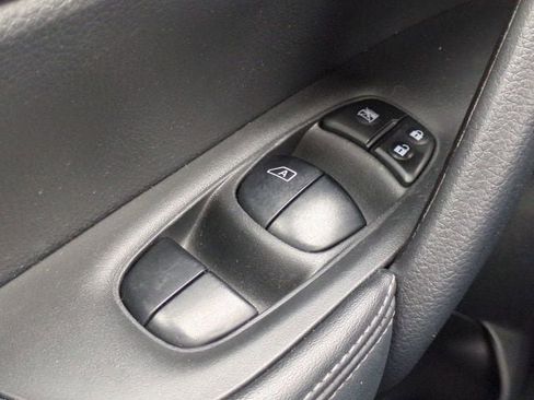 Used 2018 Nissan Rogue SV FWD image 23