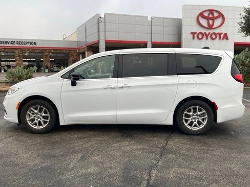 Used 2024 Chrysler Pacifica Touring-L image 8